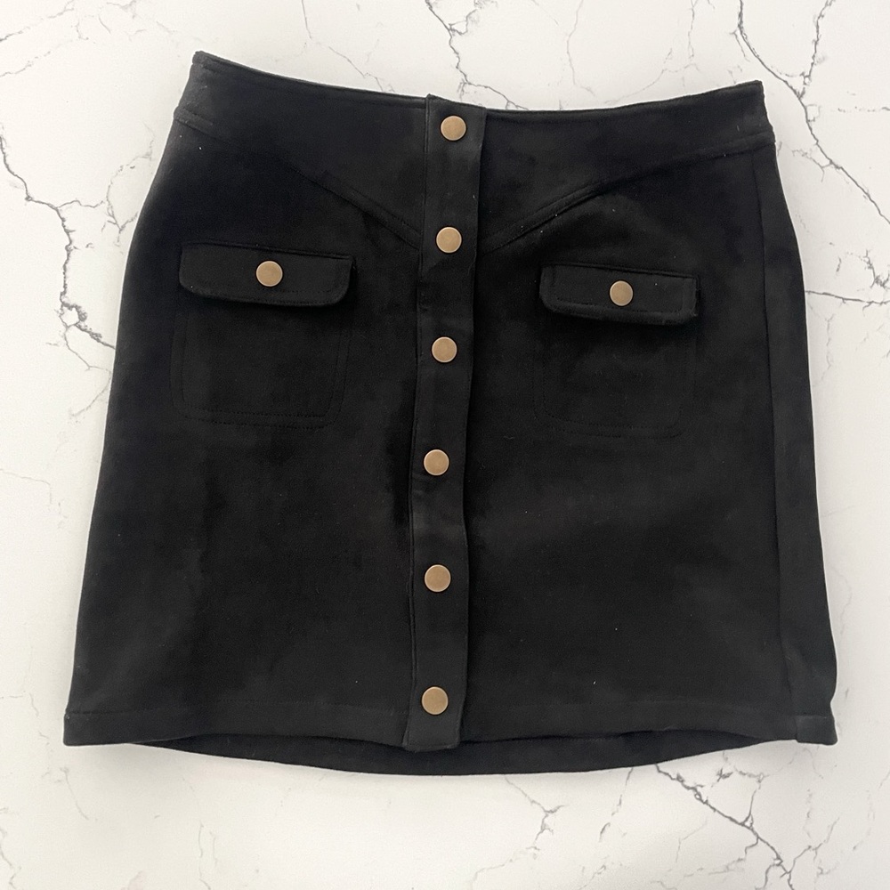 🖤for all seasons 🖤black suede skirt with gold buttons youth large NWT